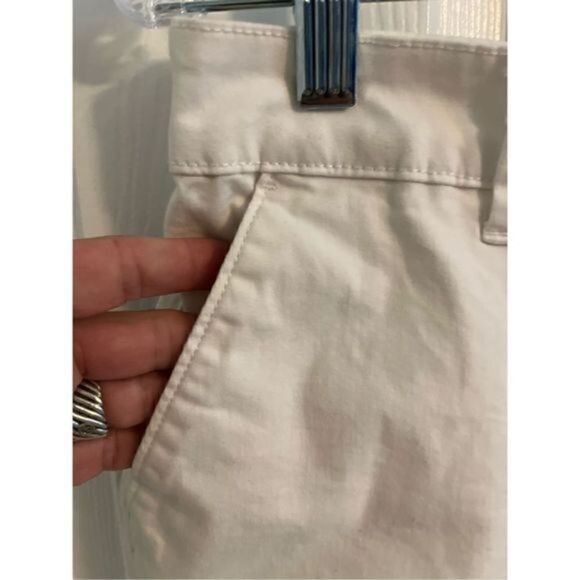 Cute White Flat Front Shorts. Front and back pockets.Size 10 - Picture 3 of 5